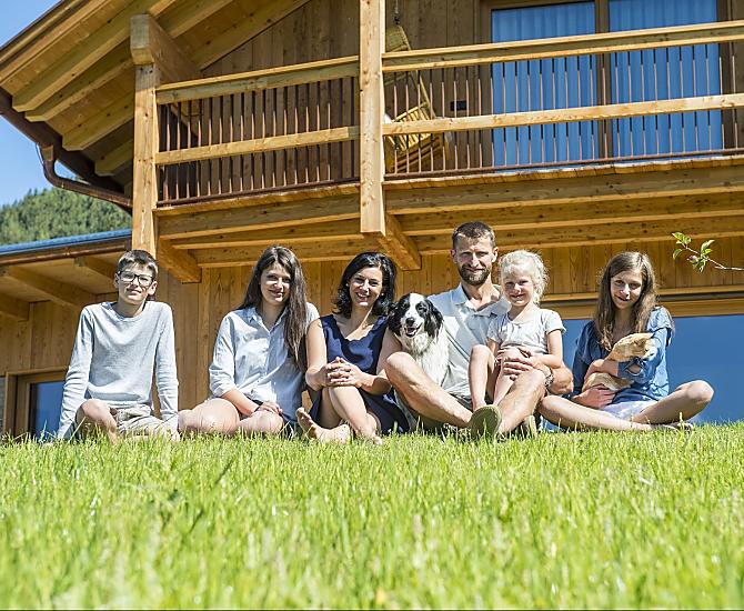 Famiglia Engl: il contadino Meinhard e la moglie Marlena con i figli Alina, Johanna, Gabriel e Leni.