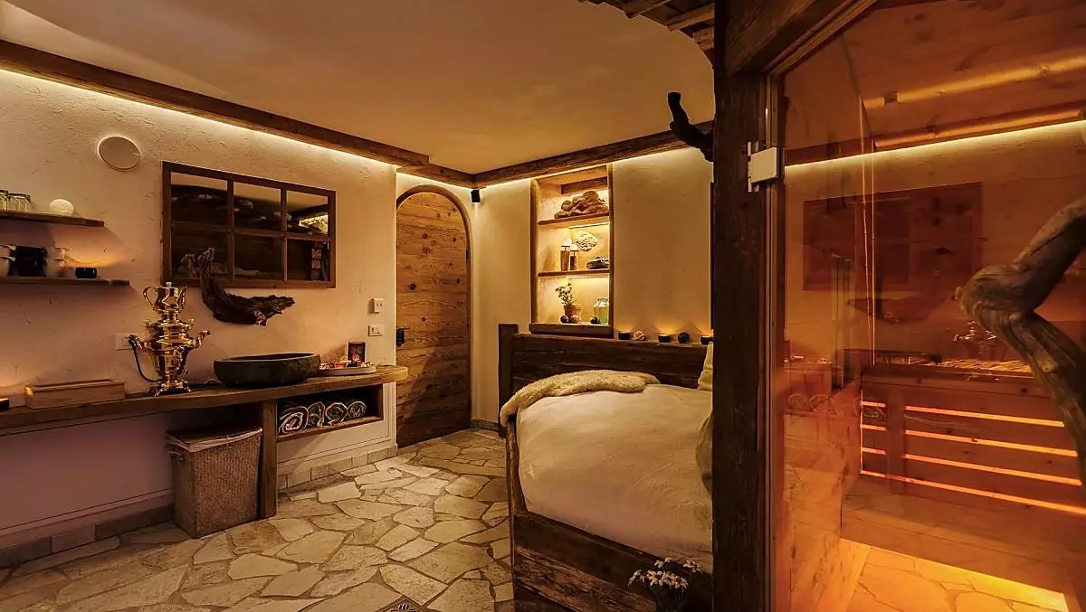 Dopo una giornata intensa rilassatevi nella nostra sauna realizzata in profumato legno di cirmolo.