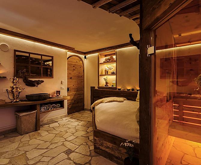 Dopo una giornata intensa rilassatevi nella nostra sauna realizzata in profumato legno di cirmolo.