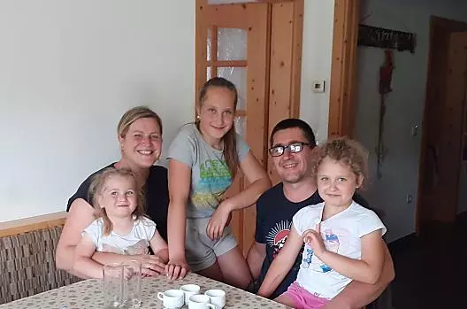 La nostra famiglia: il contadino Isidor e la contadina Elisabeth con le loro figlie Anna, Lena e Mia.