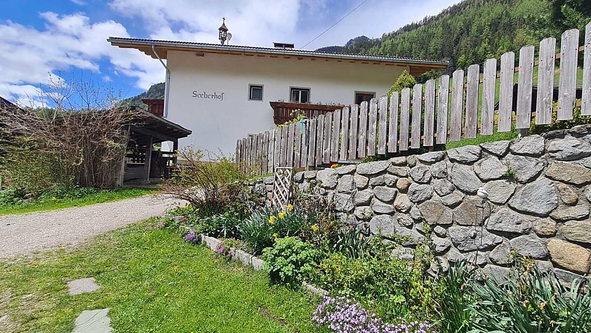 La strada di accesso al nostro maso è raggiungibile tutto l'anno senza problemi. Il parcheggio è spazioso e offre posto ad un totale di sei auto. 
