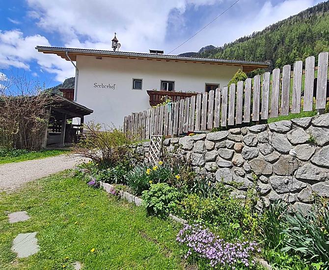 La strada di accesso al nostro maso è raggiungibile tutto l'anno senza problemi. Il parcheggio è spazioso e offre posto ad un totale di sei auto. 