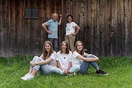 La famiglia di Thomas e Silvia Pallhuber con le loro tre figlie Tamara, Denise e Carmen