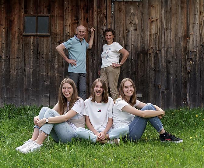 La famiglia di Thomas e Silvia Pallhuber con le loro tre figlie Tamara, Denise e Carmen