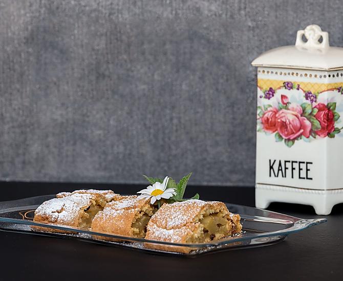 Strudel di mele fresco fatto in casa per colazione