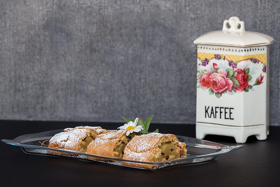Strudel di mele fresco fatto in casa per colazione