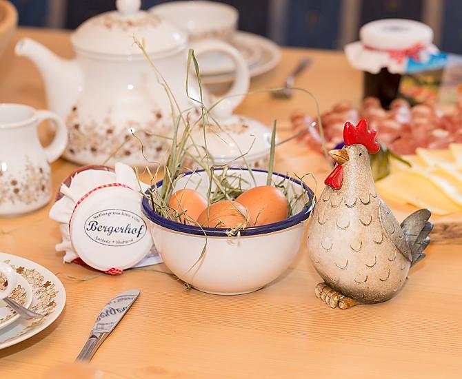 Uova per la prima colazione da galline felici del Bergerhof
