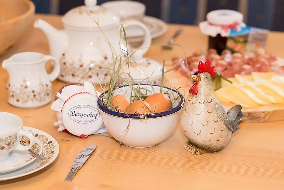 Uova per la prima colazione da galline felici del Bergerhof