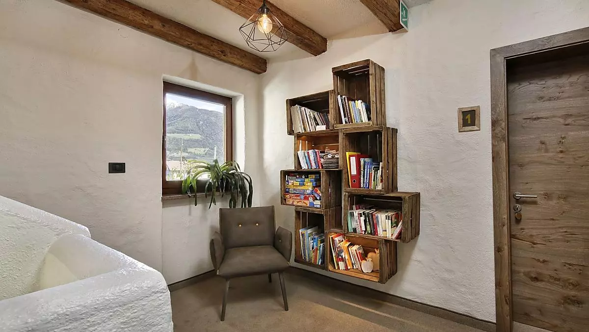 Angolo dei libri con giochi