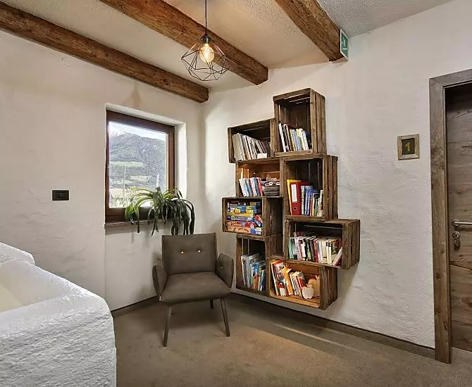 Angolo dei libri con giochi