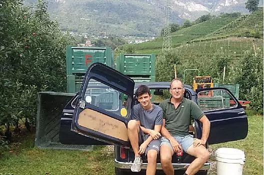 Agosto, Sepp con il figlio Maximilian durante la raccolta delle mele gala