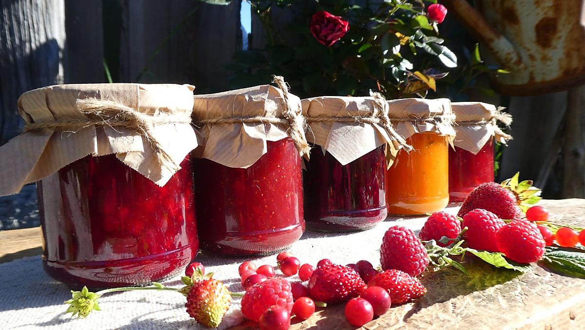 Varie confetture di frutta per la prima colazione