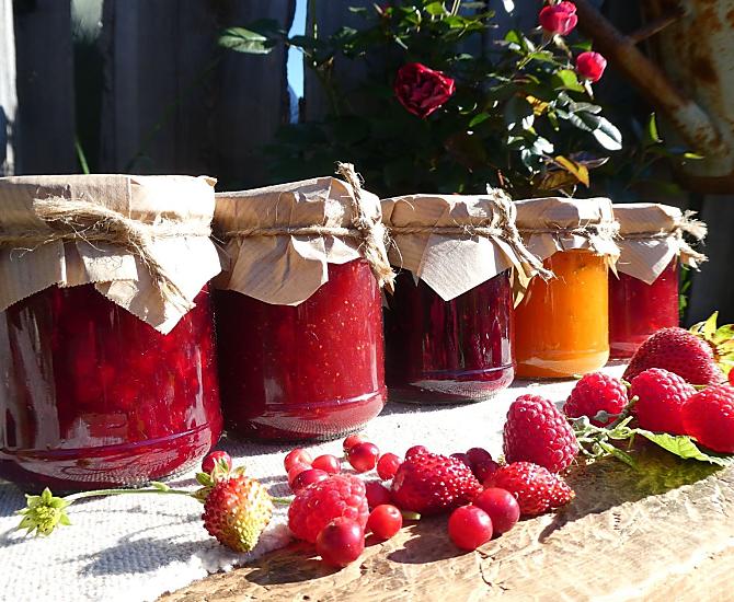 Varie confetture di frutta per la prima colazione