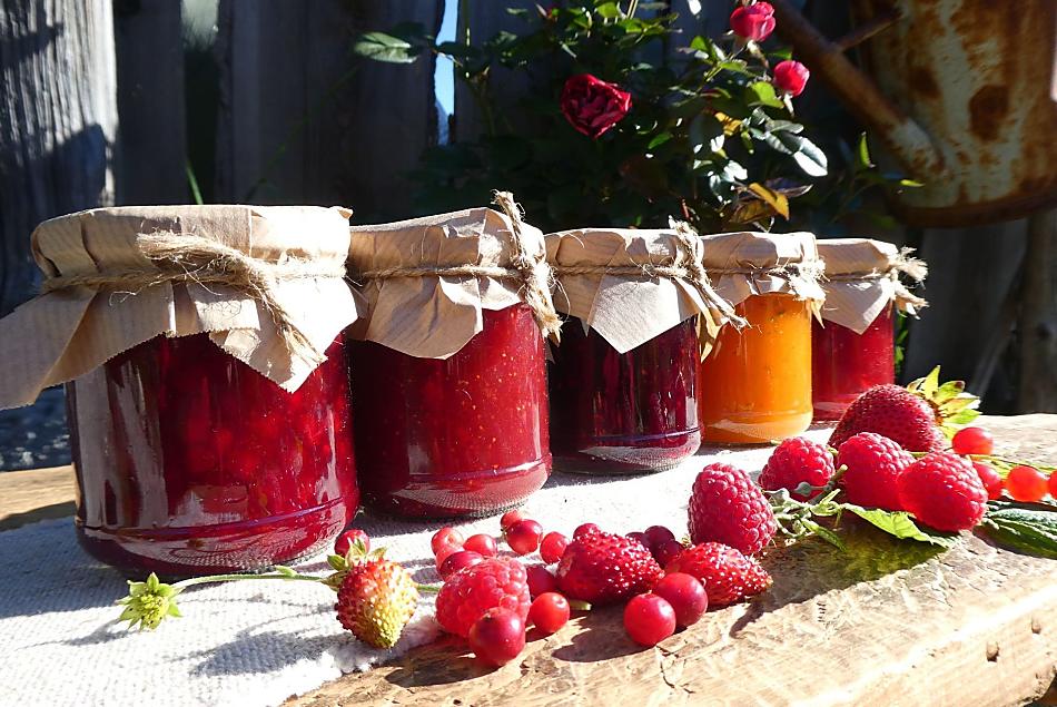 Varie confetture di frutta per la prima colazione