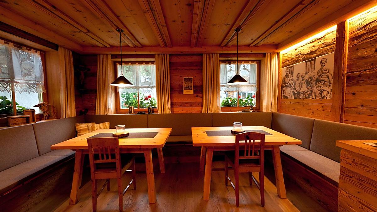 La Stube del maso come salone. L'odore del legno. Il calore della stufa del maso. Un’atmosfera caratteristica. Meravigliosamente accogliente.