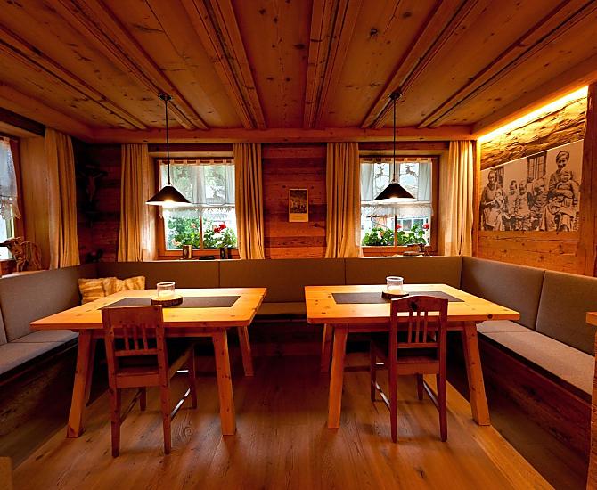 La Stube del maso come salone. L'odore del legno. Il calore della stufa del maso. Un’atmosfera caratteristica. Meravigliosamente accogliente.