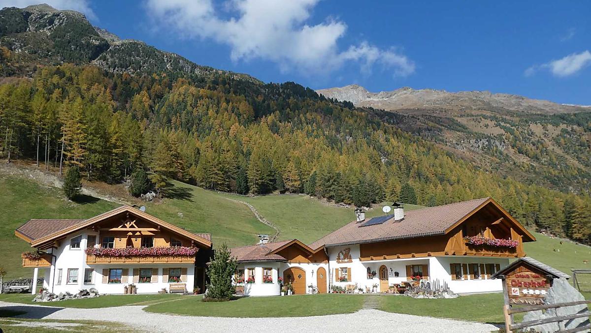 Un richiamo alla quiete autunnale. Dove la valle si conclude, l’Oberhof offre un'oasi di riposo. Panorami senza fine. Sole autunnale gentile. La natura solitaria della montagna.