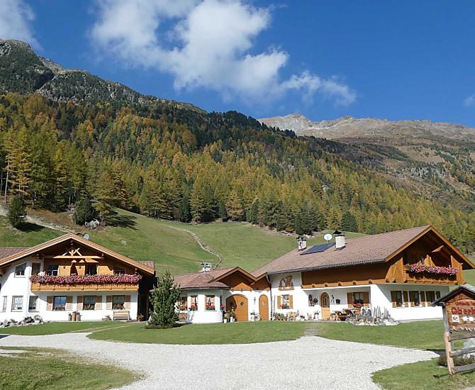 Un richiamo alla quiete autunnale. Dove la valle si conclude, l’Oberhof offre un'oasi di riposo. Panorami senza fine. Sole autunnale gentile. La natura solitaria della montagna.