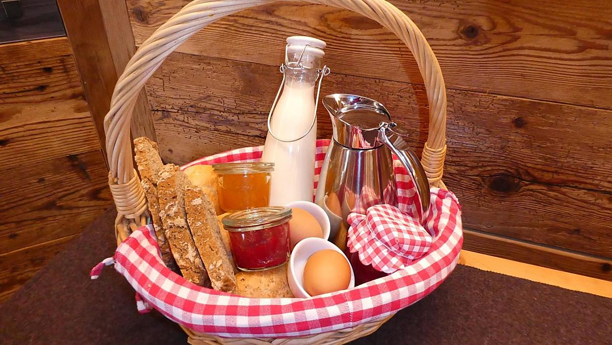 La mattina inizia con il cestino della colazione davanti alla porta dell'appartamento.