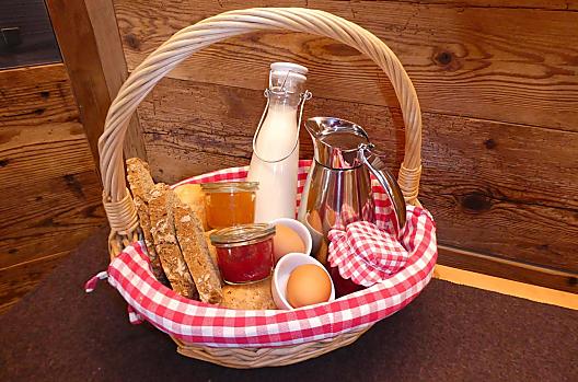 La mattina inizia con il cestino della colazione davanti alla porta dell'appartamento.