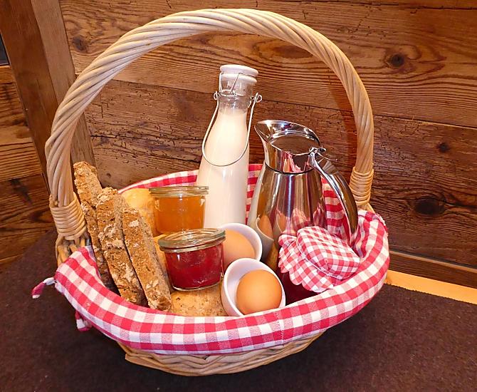 La mattina inizia con il cestino della colazione davanti alla porta dell'appartamento.