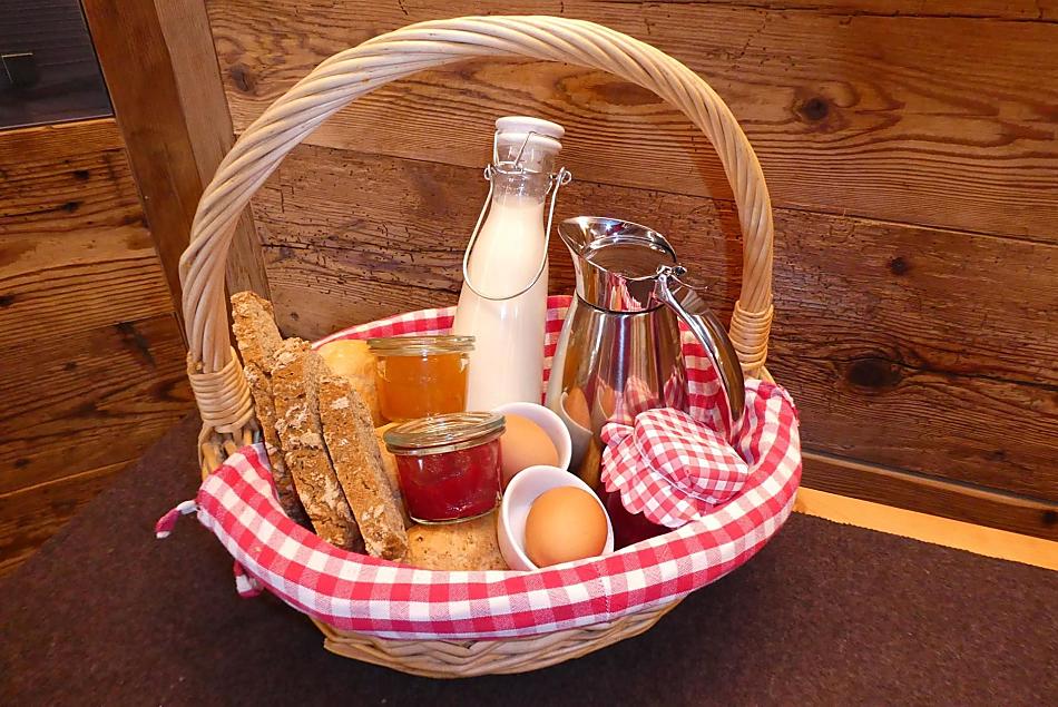 La mattina inizia con il cestino della colazione davanti alla porta dell'appartamento.