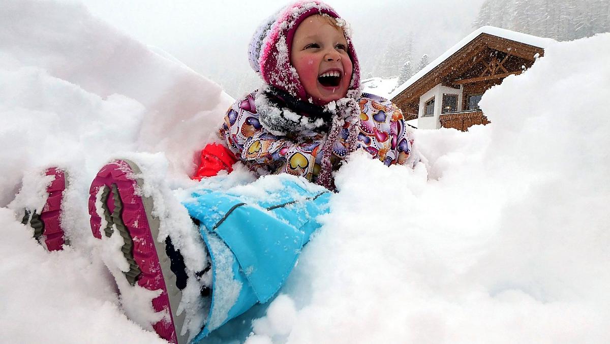 Il divertimento invernale inizia già al maso con i giochi sulla neve, lo slittino, la costruzione di un pupazzo di neve o una divertente battaglia a palle di neve.