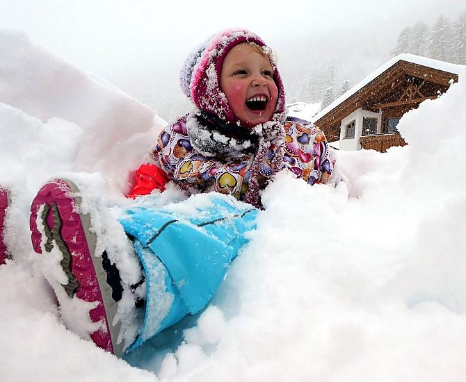 Il divertimento invernale inizia già al maso con i giochi sulla neve, lo slittino, la costruzione di un pupazzo di neve o una divertente battaglia a palle di neve.