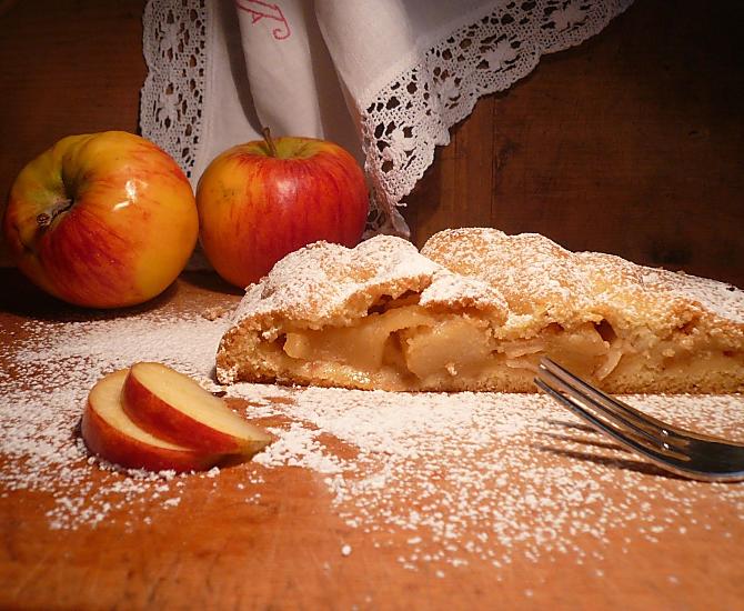 Fatto in casa. Strudel di mele con pasta frolla e mele dell'Alto Adige. Una dolce delizia dalla cucina del maso.