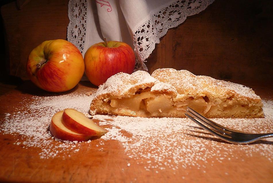 Fatto in casa. Strudel di mele con pasta frolla e mele dell'Alto Adige. Una dolce delizia dalla cucina del maso.