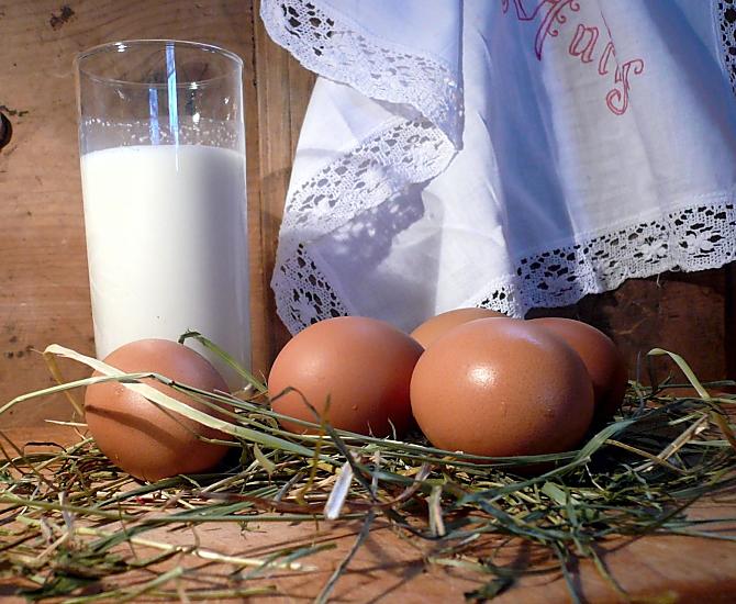 Ogni giorno latte fresco dalle nostre mucche e uova da galline ruspanti.