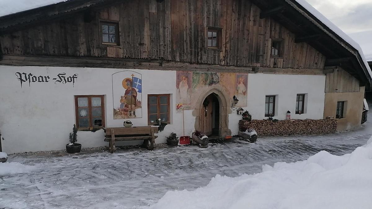 Il nostro agriturismo è innevato, perfetto per una passeggiata invernale e una sosta nella calda Stube.