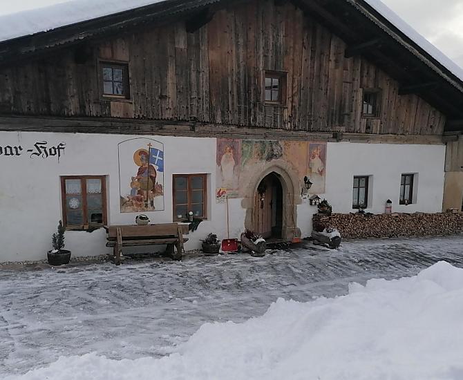 Il nostro agriturismo è innevato, perfetto per una passeggiata invernale e una sosta nella calda Stube.