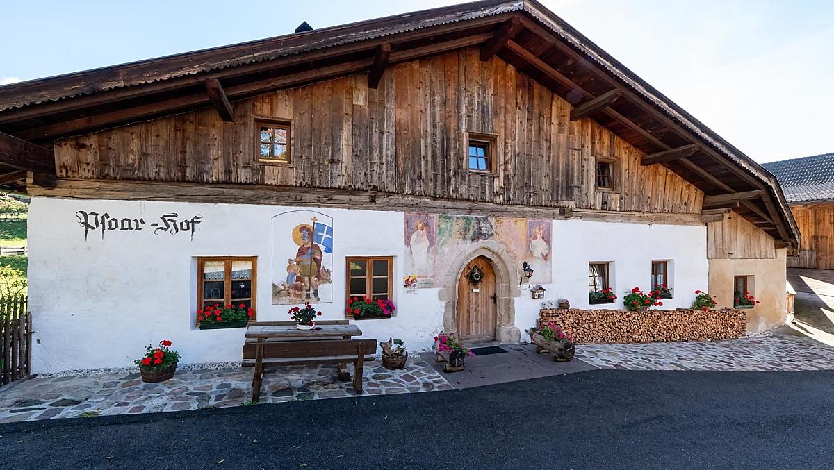 L'area d'ingresso è decorata con vari fiori e grande attenzione ai dettagli.