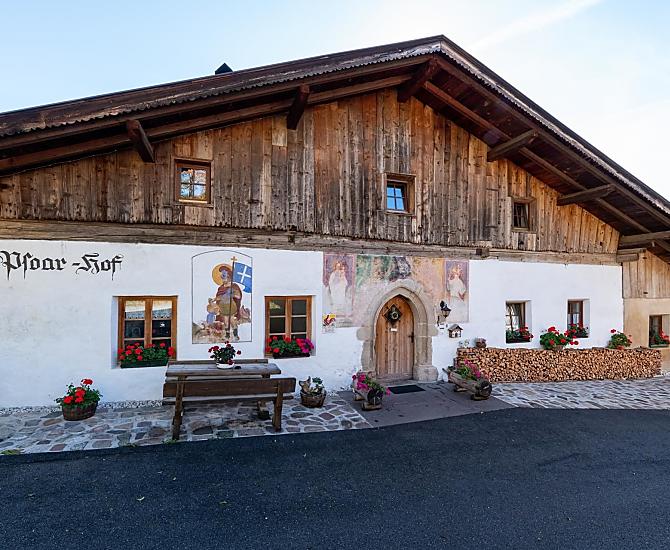 L'area d'ingresso è decorata con vari fiori e grande attenzione ai dettagli.