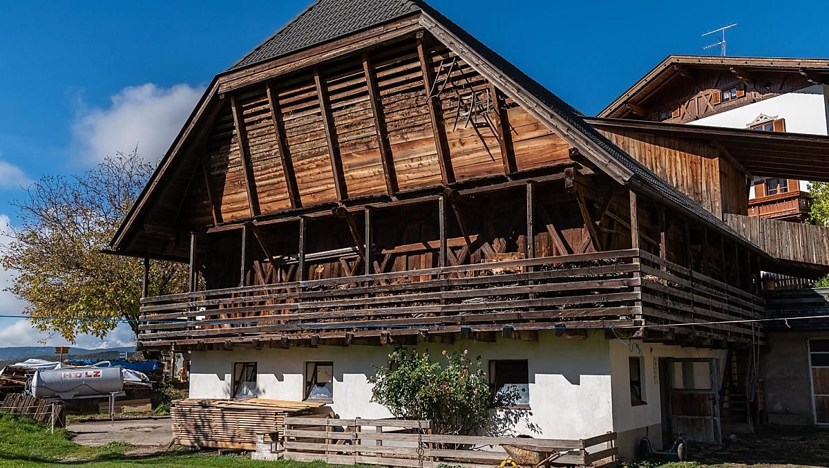 Il fabbricato agricolo è attiguo al casale