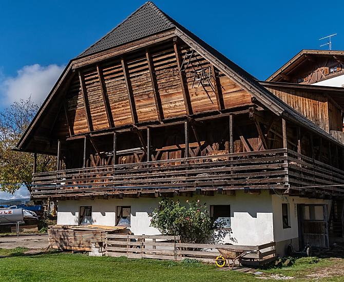 Il fabbricato agricolo è attiguo al casale