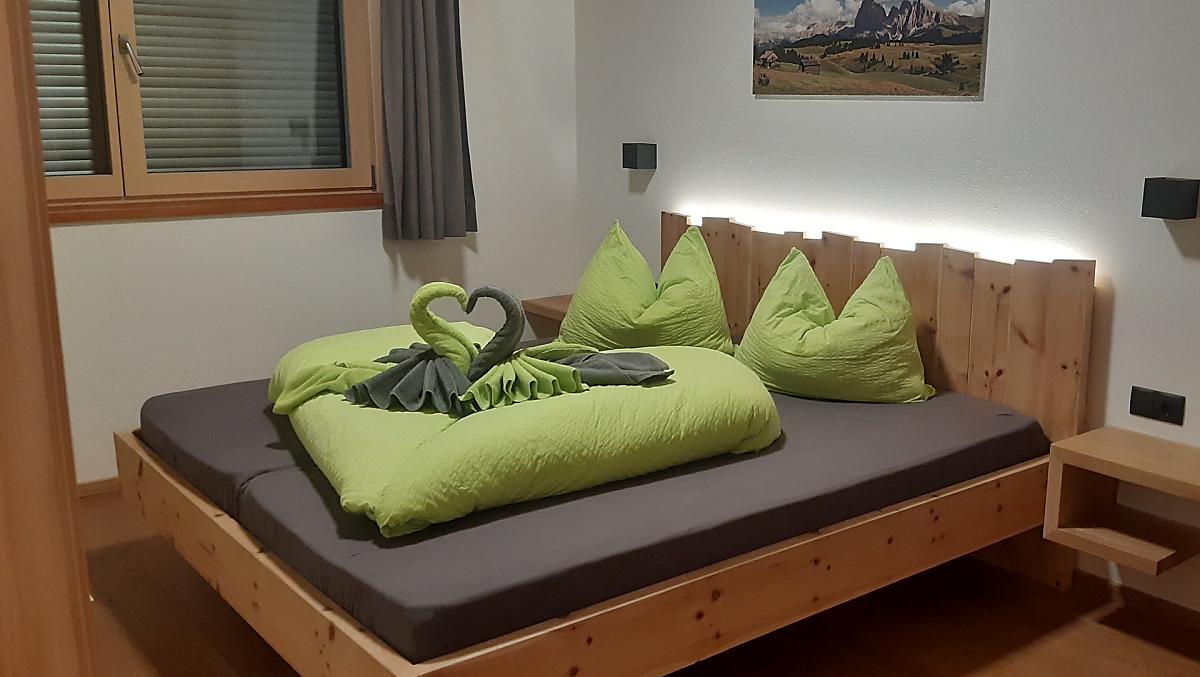 Letto in legno di cirmolo