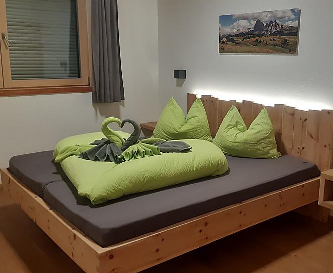 Letto in legno di cirmolo