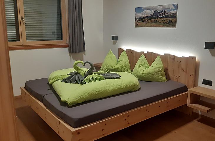 Letto in legno di cirmolo