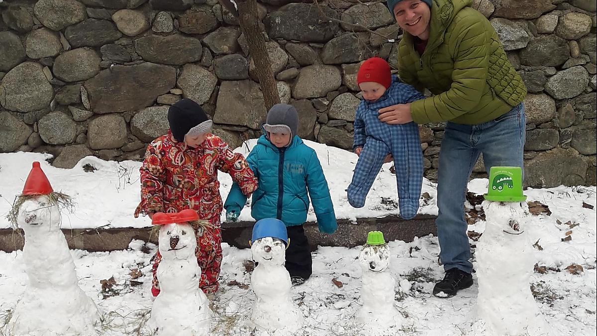costruire una famiglia di neve