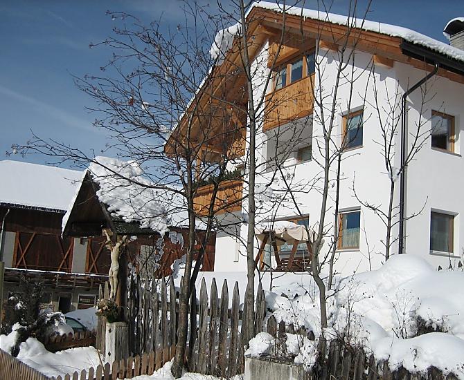 La natura riposa sotto la neve.