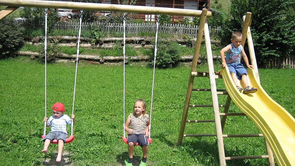 Altalene e scivoli sono divertenti per i bambini piccoli e grandi.