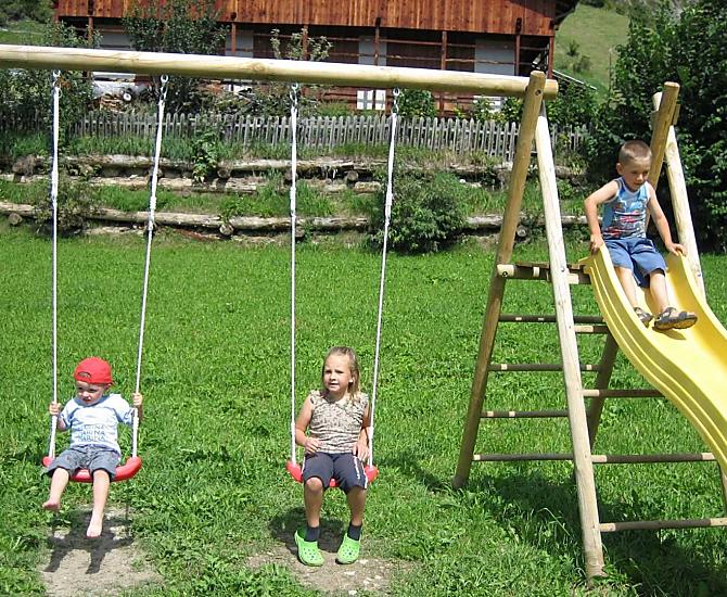 Altalene e scivoli sono divertenti per i bambini piccoli e grandi.
