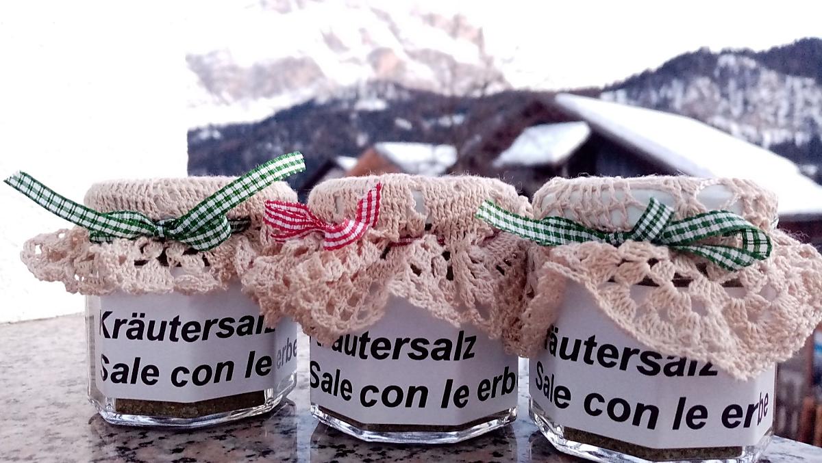 Il nostro sale alle erbe con erbe coltivate in azienda.