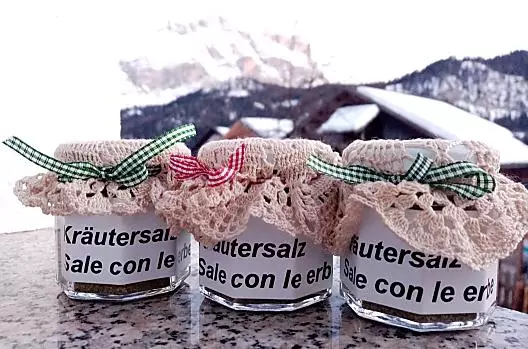 Il nostro sale alle erbe con erbe coltivate in azienda.