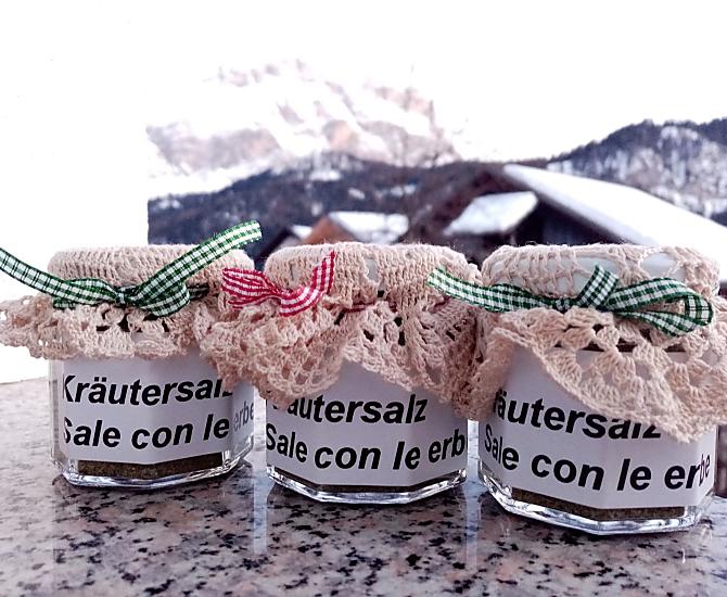 Il nostro sale alle erbe con erbe coltivate in azienda.