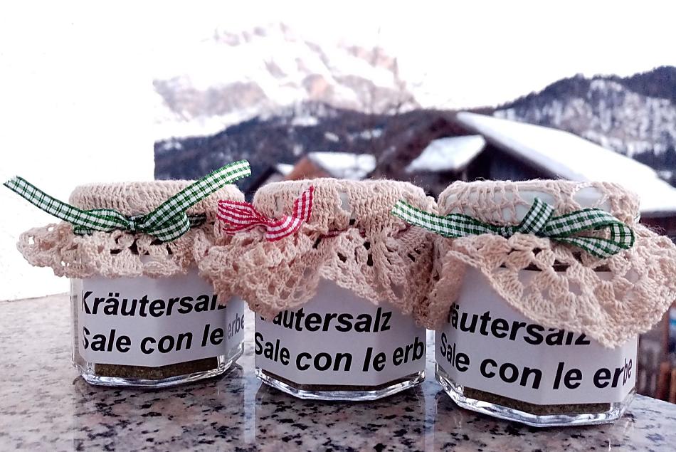 Il nostro sale alle erbe con erbe coltivate in azienda.