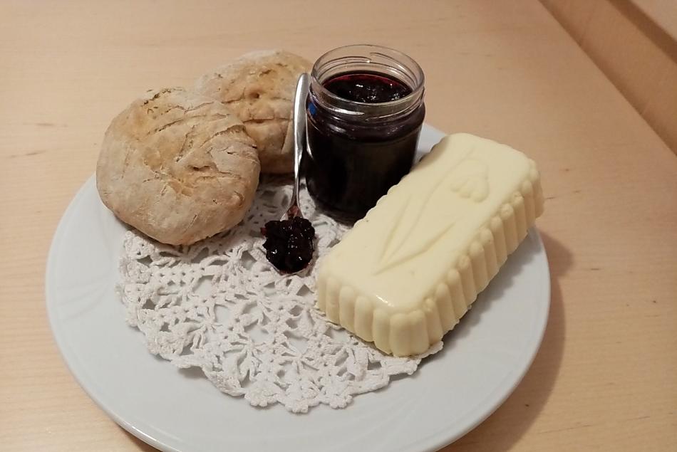 Per una colazione deliziosa: pane fatto in casa con burro fresco del contadino e deliziosa marmellata di mirtilli.