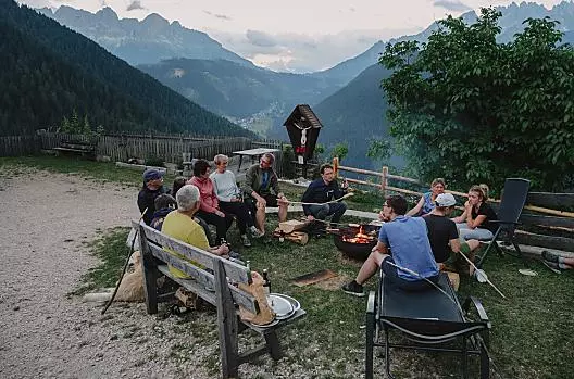 Serata barbecue comune con pane al forno